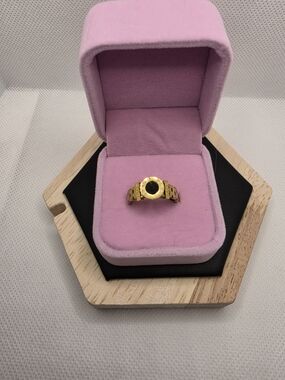 Gold Tone Black Center Women's Fashion Ring. New. Size 6.